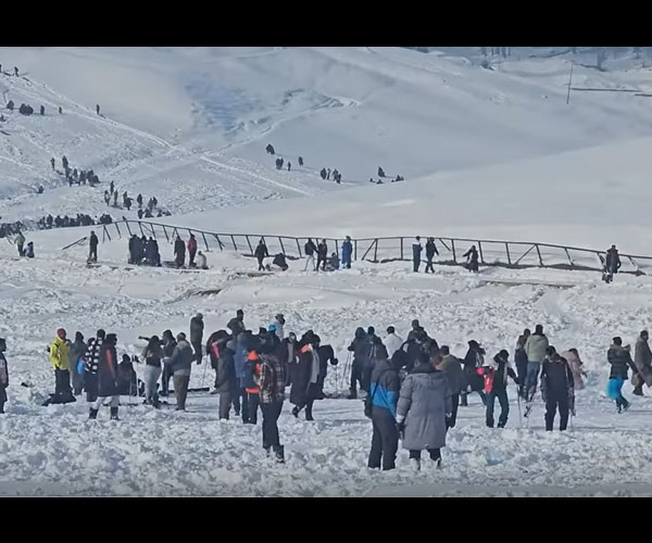 Tourists throng J&K’s Gulmarg to enjoy snowy New Year celebrations