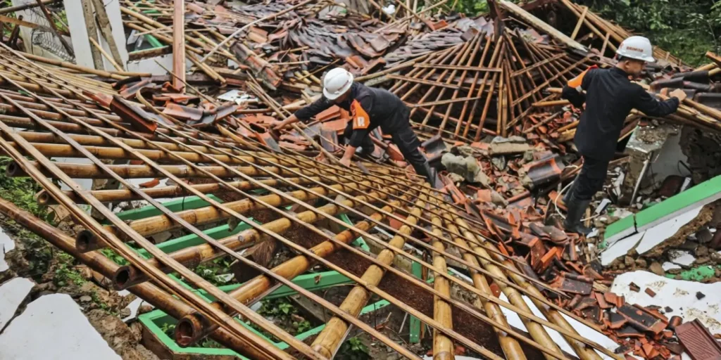 2 killed, 21 missing after landslides hit Indonesia’s Central Java