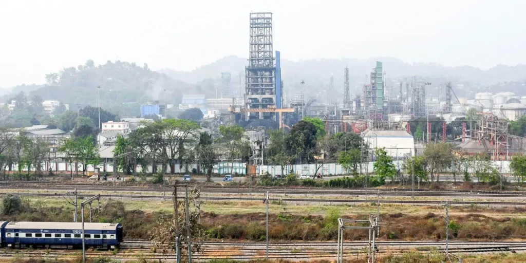 Oil companies may have to absorb higher crude costs as negative sentiment amid LPG shortages makes price hikes difficult: Report