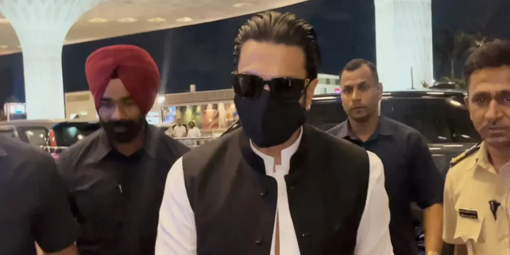 Ranveer Singh keeps it classy in kurta-pyjama, Nehru jacket during airport appearance