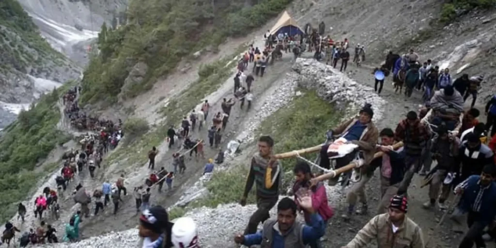 Annual Amarnath Yatra begins as first batches of pilgrims leave base camps