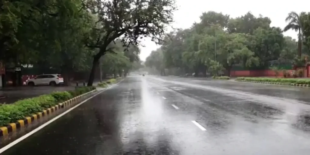 Light to moderate rain lashes several parts of Delhi