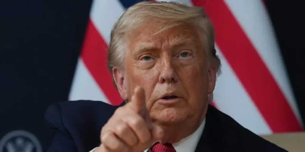 Trump moots reunion of presidents at White House to watch football