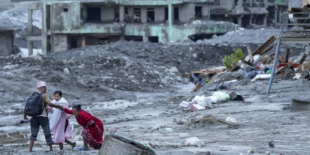 Death toll rises to 903 in Nepal flash floods