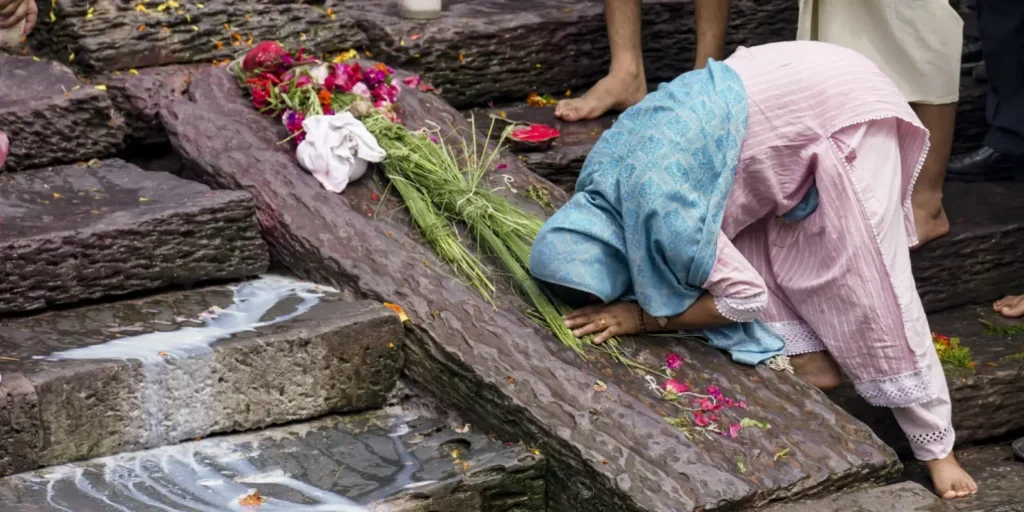 Nepal floods victims perform symbolic last rites as hopes of finding missing loved ones fade